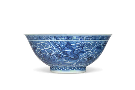A BLUE AND WHITE `SEA CREATURES` BOWL - фото 2