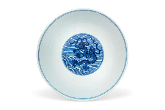A BLUE AND WHITE `SEA CREATURES` BOWL - Foto 4