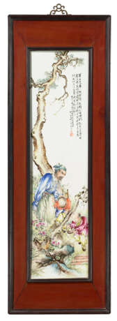 A FINELY DECORATED FAMILLE ROSE RECTANGULAR PLAQUE - Foto 1