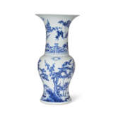 A BLUE AND WHITE `THREE FRIENDS OF WINTER` `PHOENIX TAIL` VASE - Foto 2