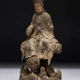 A CARVED WOOD FIGURE OF A SEATED BODHISATTVA - Foto 3