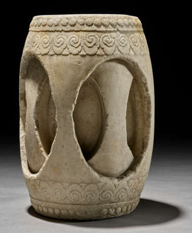 A CARVED WHITE MARBLE BARREL-FORM STOOL - Foto 3