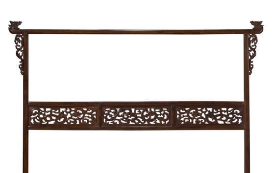 AN EXTREMELY RARE AND MAGNIFICENT HUANGHUALI CLOTHES RACK - фото 3