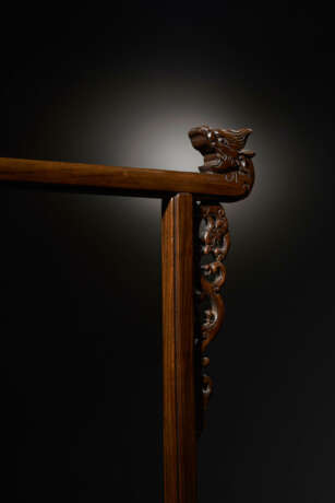 AN EXTREMELY RARE AND MAGNIFICENT HUANGHUALI CLOTHES RACK - фото 6