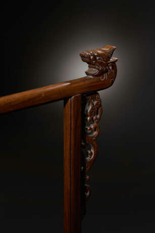 AN EXTREMELY RARE AND MAGNIFICENT HUANGHUALI CLOTHES RACK - photo 7