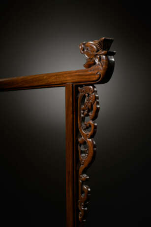 AN EXTREMELY RARE AND MAGNIFICENT HUANGHUALI CLOTHES RACK - photo 9