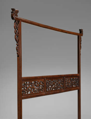 AN EXTREMELY RARE AND MAGNIFICENT HUANGHUALI CLOTHES RACK - фото 12