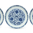 THREE BLUE AND WHITE &#39;LOTUS SCROLL&#39; DISHES - Auktionspreise