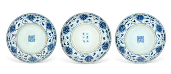 THREE BLUE AND WHITE `LOTUS SCROLL` DISHES - фото 4