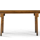 A RARE HUANGHUALI RECESSED-LEG TABLE - Foto 1