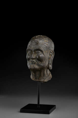 A RARE AND FINELY CARVED LIMESTONE HEAD OF A LUOHAN - Foto 1