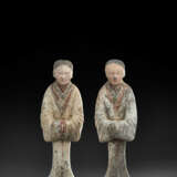 A PAIR OF PAINTED POTTERY FIGURES OF ATTENDANTS - Foto 2