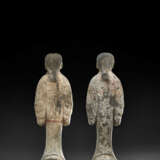 A PAIR OF PAINTED POTTERY FIGURES OF ATTENDANTS - фото 3