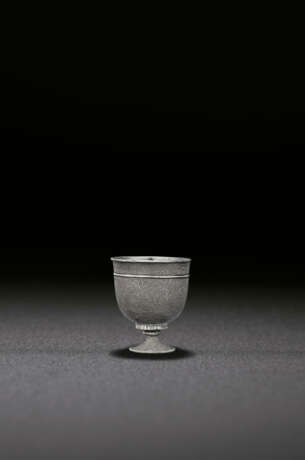 A SMALL FINELY ENGRAVED SILVER STEM CUP - photo 1