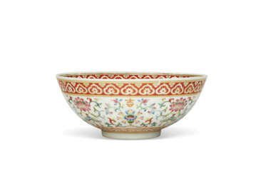 AN IRON-RED AND GILT-DECORATED FAMILLE ROSE BOWL