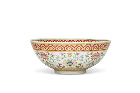 AN IRON-RED AND GILT-DECORATED FAMILLE ROSE BOWL - photo 1