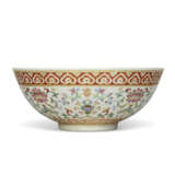AN IRON-RED AND GILT-DECORATED FAMILLE ROSE BOWL - photo 2