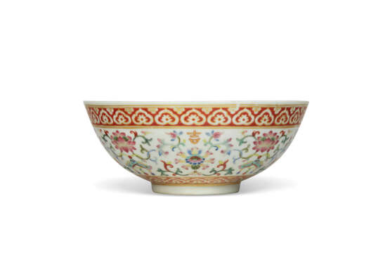 AN IRON-RED AND GILT-DECORATED FAMILLE ROSE BOWL - photo 2