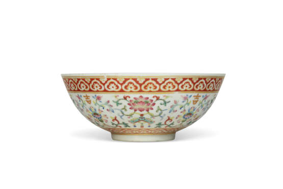 AN IRON-RED AND GILT-DECORATED FAMILLE ROSE BOWL - фото 3