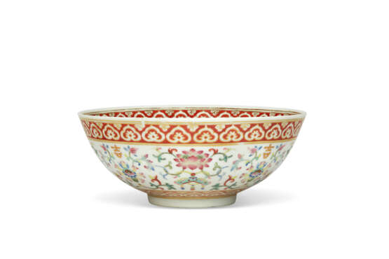 AN IRON-RED AND GILT-DECORATED FAMILLE ROSE BOWL - фото 4