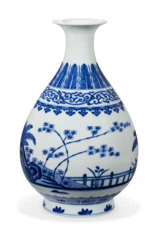 A BLUE AND WHITE BOTTLE VASE, YUHUCHUNPING - фото 2