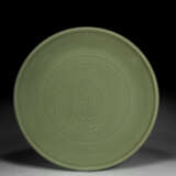 A VERY RARE AND LARGE CARVED CHUZHOU LONGQUAN CELADON `GRAPES’ DISH - Foto 1