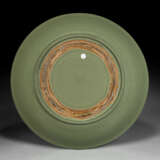 A VERY RARE AND LARGE CARVED CHUZHOU LONGQUAN CELADON `GRAPES’ DISH - фото 2