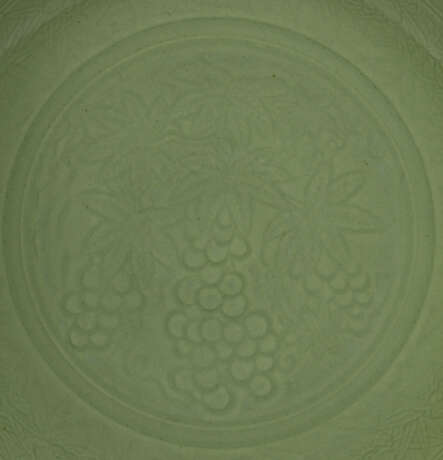 A VERY RARE AND LARGE CARVED CHUZHOU LONGQUAN CELADON `GRAPES’ DISH - photo 3