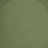 A VERY RARE AND LARGE CARVED CHUZHOU LONGQUAN CELADON `GRAPES’ DISH - Foto 3