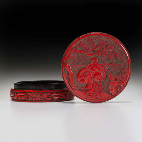 A FINELY CARVED LACQUER CIRCULAR BOX AND COVER - Foto 1