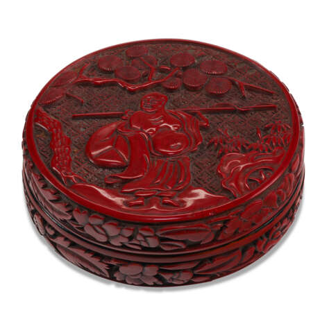 A FINELY CARVED LACQUER CIRCULAR BOX AND COVER - фото 2