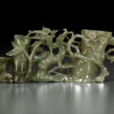 A GREEN JADE `DEER AND CRANE` VASE GROUP - фото 2