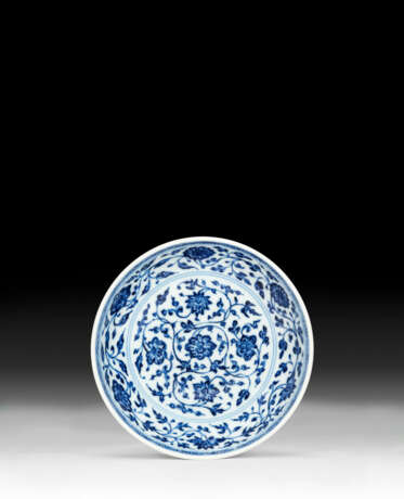 A SMALL BLUE AND WHITE MING-STYLE DISH - фото 1