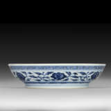 A SMALL BLUE AND WHITE MING-STYLE DISH - Foto 2