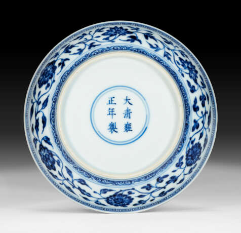 A SMALL BLUE AND WHITE MING-STYLE DISH - фото 3