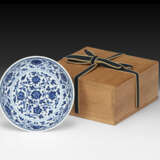 A SMALL BLUE AND WHITE MING-STYLE DISH - Foto 4