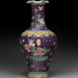 A DAYAZHAI FAMILLE ROSE AND GRISAILLE-DECORATED PURPLE-GROUND VASE - Foto 1