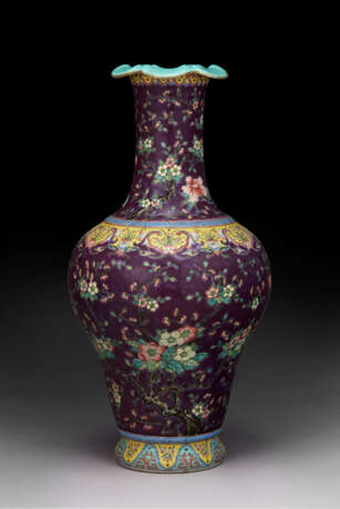 A DAYAZHAI FAMILLE ROSE AND GRISAILLE-DECORATED PURPLE-GROUND VASE - фото 2