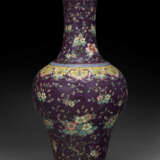 A DAYAZHAI FAMILLE ROSE AND GRISAILLE-DECORATED PURPLE-GROUND VASE - photo 2