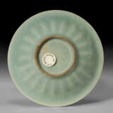 A SMALL LONGQUAN CELADON `TWIN FISH` DISH - Foto 2