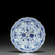 A VERY RARE SMALL BLUE AND WHITE BRACKET-LOBED DISH - Archives des enchères