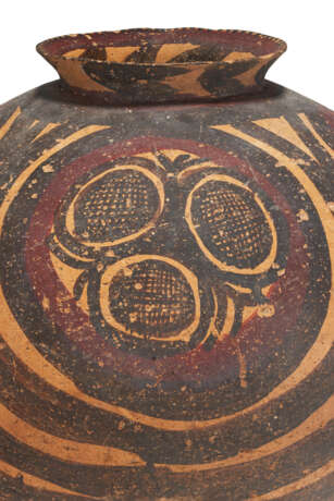 A LARGE PAINTED POTTERY JAR - photo 3