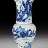 A BLUE AND WHITE `PHOENIX TAIL` VASE - Foto 3