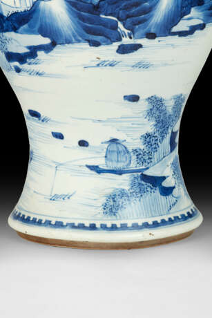 A BLUE AND WHITE `PHOENIX TAIL` VASE - Foto 4