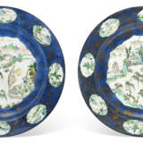 A PAIR OF LARGE POWDER-BLUE-GROUND FAMILLE VERTE DISHES - Foto 1