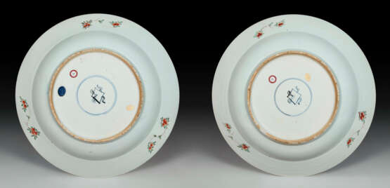 A PAIR OF LARGE POWDER-BLUE-GROUND FAMILLE VERTE DISHES - Foto 2