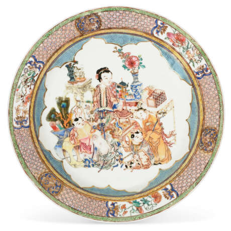 A FAMILLE ROSE `EGGSHELL` RUBY-BACK `LADY AND CHILDREN` DISH - Foto 1