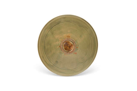 A CARVED YAOZHOU CELADON CONICAL BOWL - фото 2