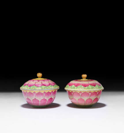 A PAIR OF FAMILLE ROSE `LOTUS` BOWLS AND COVERS - photo 1