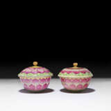 A PAIR OF FAMILLE ROSE `LOTUS` BOWLS AND COVERS - Foto 1